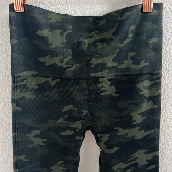 NWT SPANX Look at Me Now Legging Green Camo Medium - Picture 5 of 7